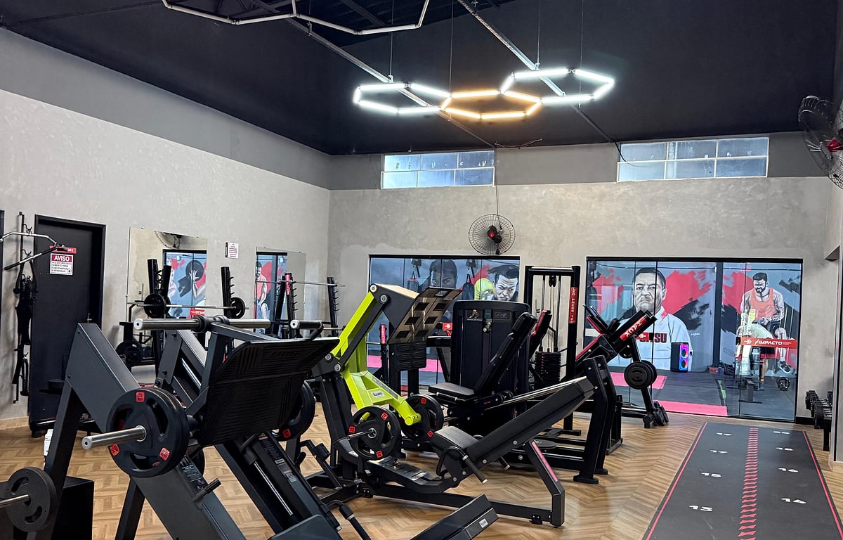 Sala de musculação da Impacto Academia com iluminação hexagonal LED