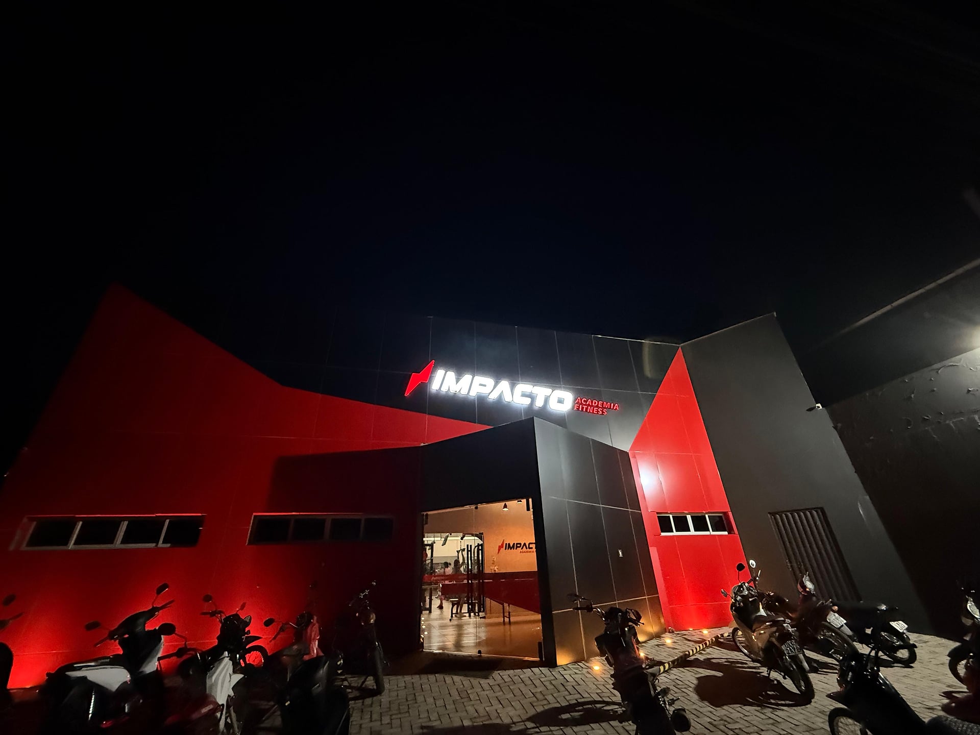 Fachada noturna da Impacto Academia em Barras-PI